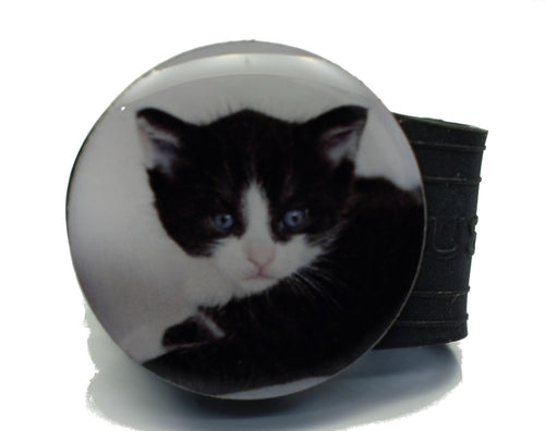 Ball marker of a black and white kitten with blue eyes. The ball marker measures 20 mm in diameter and can be used to decorate the InfusenClip. This makes bug repellent more customizable.