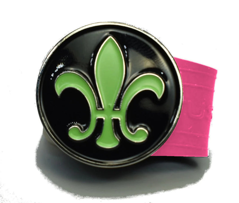 Load image into Gallery viewer, Green Fleur golf ball marker on a Pink InfusenClip™
