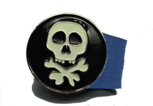 Glow in the dark Skull and Cross Bones golf ball marker on a Blue InfusenClip™